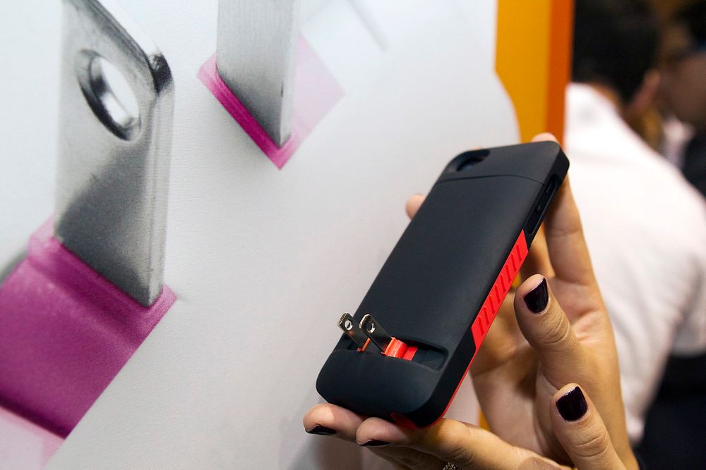  Med Prong iPhone Case kan du plugge iPhonen rett i veggen.