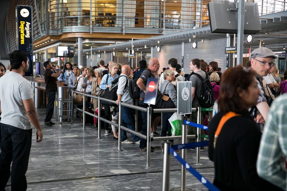 På Værnes lufthavn har de installert infrarøde varmemålende kamera som bedre skal estimere hvor lang tid køen vil da i sikkerhetskontrollen. Bildet er tatt fra køen til sikkerhetskontrollen på Gardermoen.