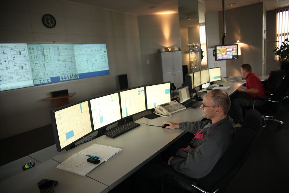Verdiene på dataskjermen i kontrollrommet på Lagisza-kraftverket viser at klimautslippene er godt under EUs maksverdier for kullkraft.