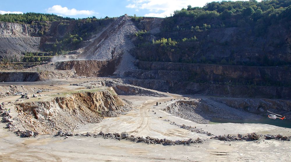 Testingen med BO 105-helikopteret ble gjennomført i et steinbrudd. 