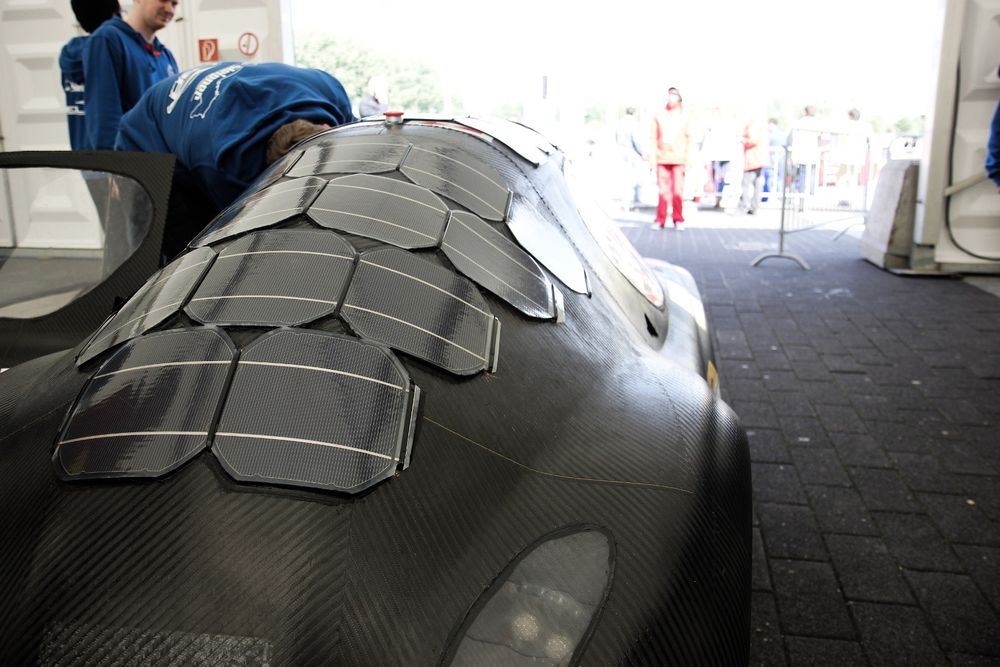 Spesialtilpassede tynnfilm solceller ble teipet på taket av bilen Elba som deltok i Shell eco-marathon i Rotterdam tidligere i år. Elba kjørte for Kungliga Tekniska Högskolan, hadde en snittfart på 25 km/h og fikk 15 prosent av energien fra solcellene.
