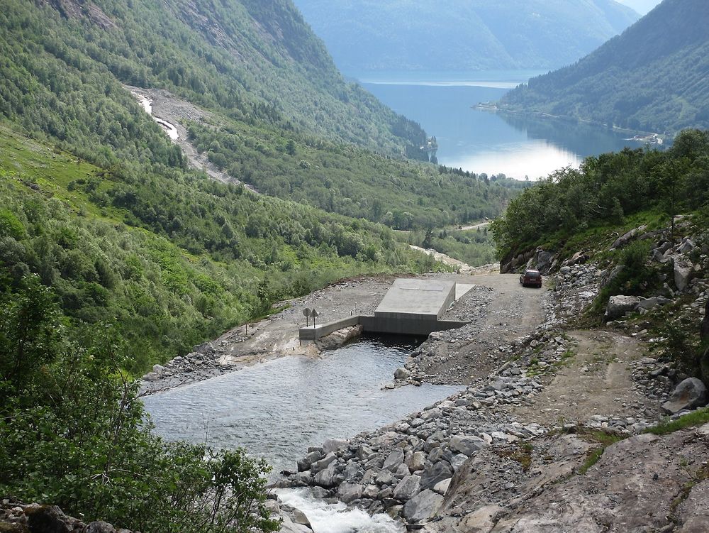 Små kraftverk kan bli viktige brikker i lokal produksjon av hydrogen. Bildet viser Sværen kraftverk i Balestrand i Sogn og Fjordane.
