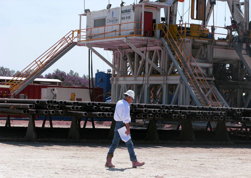 Omstridt: Her er en oljearbeider avbildet på et oljesandfelt i nærheten av Crystal City i Texas. Kongressen vil ha en omstridt oljerørledning fra Texas til Canada. 