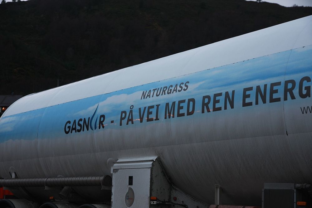 Tankbil fra Gasnor med LNG på tanken for bunkring av skip som ligger ved kai. LNG-logistikk er nyttig også om biogass skal brukes på skip.