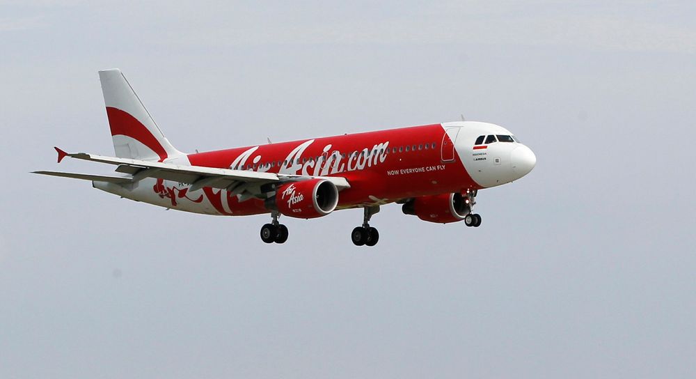Et Airbus-fly fra selskapet Air Asia på vei inn til landing utenfor Indonesias hovedstad Jakarta. 