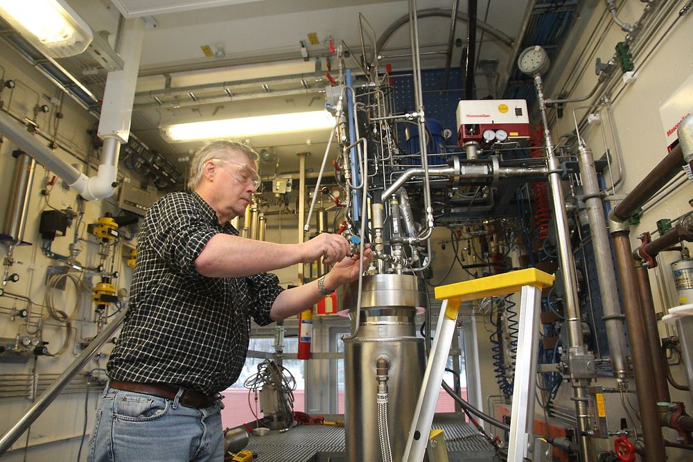 Klargjøring: Knut Fosse forbreder tester i en reaktor på ett av de mange laboratiriene til Norner. 
