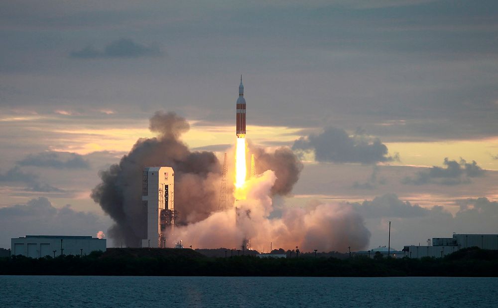  Her tar raketten Delta IV Heavy av med romkapselen Orion flybasen Cape Canaveral. 