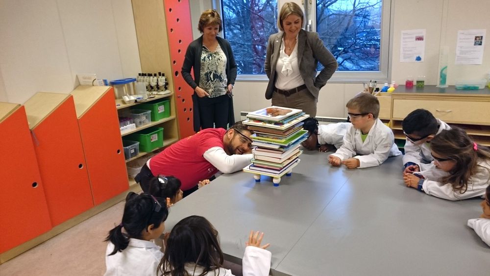 Helt med: Barna, Hanne S. Finstad i Forskerfabrikken og stortingsrepresentant for Høyre, Kristin Vinje, er kjempeengasjert når førskolelærer Arnstein Skaare legger på bok etter bok. Hvor mange bøker må det til før de fire eggene knuses og hvorfor tåler de så mye? Vi mistenker at Vinje, som har dr. grad i kjemi, vet svaret. 