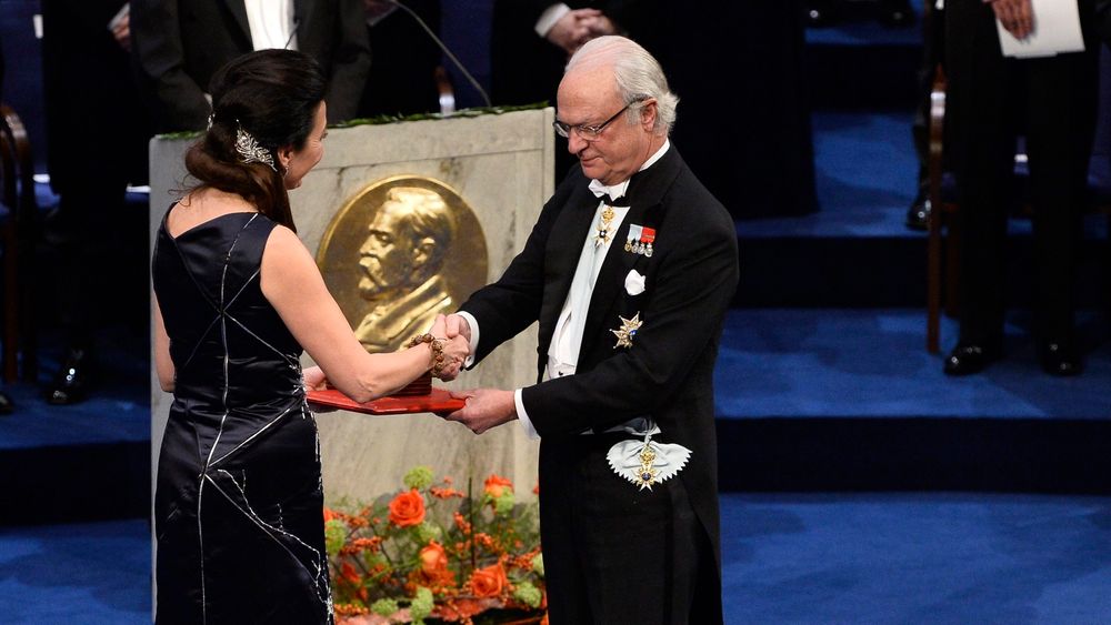  May-Britt Moser mottar Nobelprisen i medisin fra kong Carl Gustaf i Stockholm.
