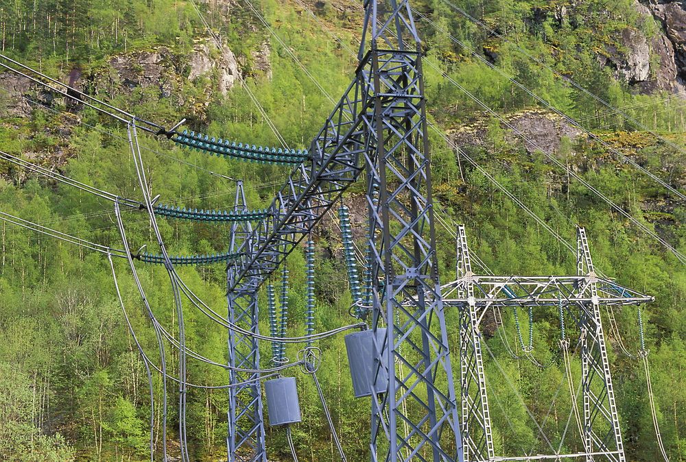  Kraftigere: Her er en høyspentmast i Kvildal i Suldal - et av områdene hvor det nå kommer nye småkraftverk. 