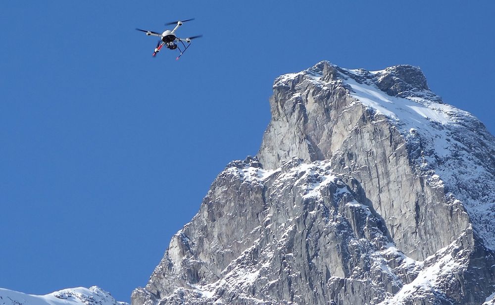  Overvåke: Ubemannede droner kan overvåke områder der det er vanskelig og risikabelt for mennesker å ta seg frem. 