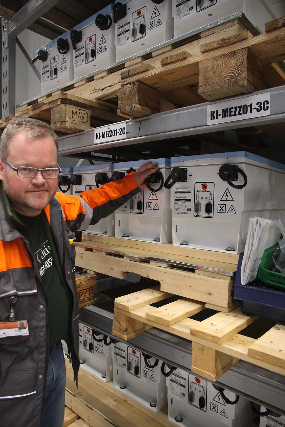 Batteritest: Asbjørn Halsebakke ved Wärtsiläs testsenter på Rubbestadneset med  Corvus-batterier, tilsvarende dem som er om bord i Vikng Lady. 