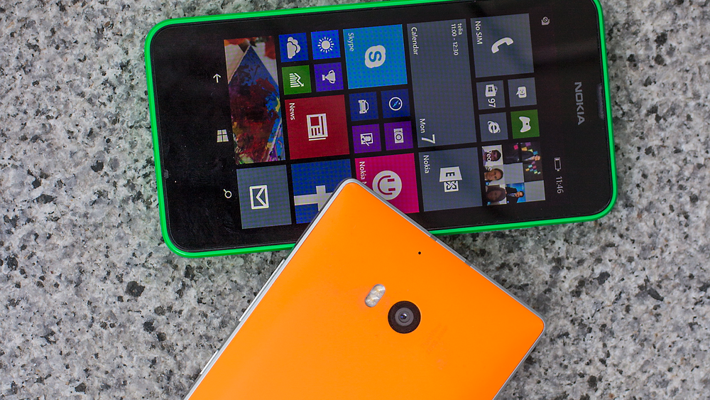 Lekker på baksiden: Selv om den nye toppmodellen Nokia Lumia 930 er laget av aluminium har den et bakdelsel av polykarbonat og kommer i mange farger. Billige Lumia minner litt om en iPhone 5C med plast helt rundt, men koster brøkdelen.  