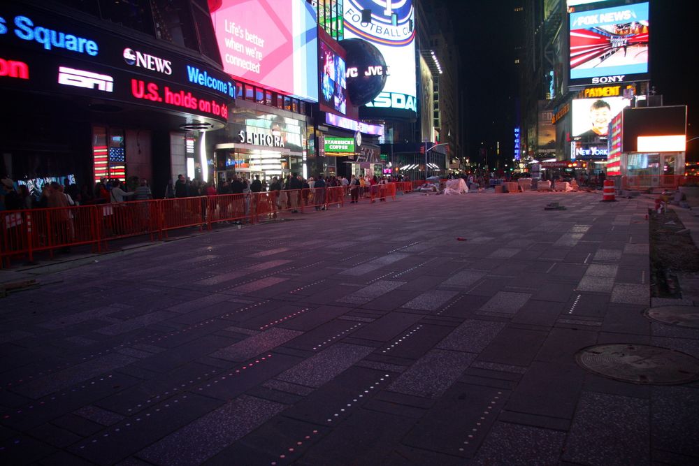 Mens konstruksjonsarbeidet pågår, er deler av Times Square en byggeplass, og fremstår som enda mer kaotisk enn vanlig. 