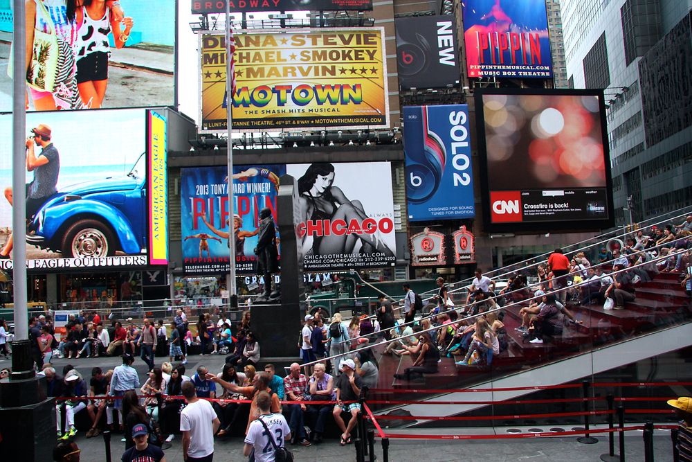 De røde trappene skal beholdes. Her arrangeres mange av Times Squares største konserter og events. 