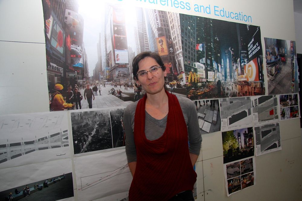Prosjektleder Claire Fellman foran arbeidsskissene for Times Square-prosjektet på Snøhettas kontor. 