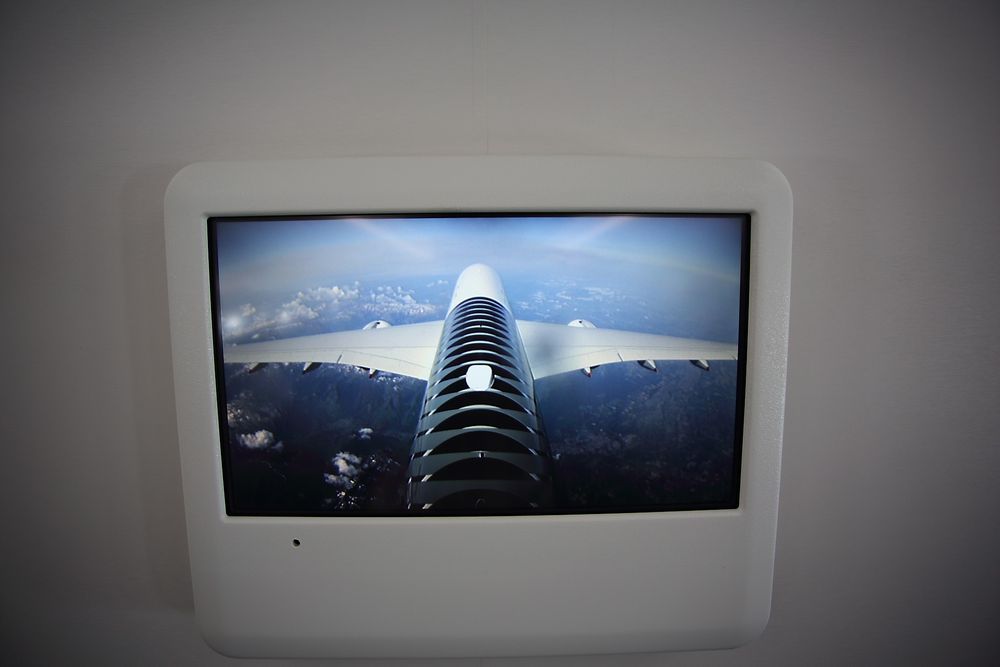 Den spesielle dekoren på MSN-002, visstnok inspirert av karbonfiber, synes godt på de overføringen fra kameraet øverst på halefinna. 