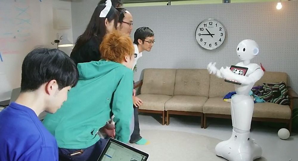 Pepper forstår følelser og lærer av interaksjon med mennesker, ifølge selskapet bak roboten. 