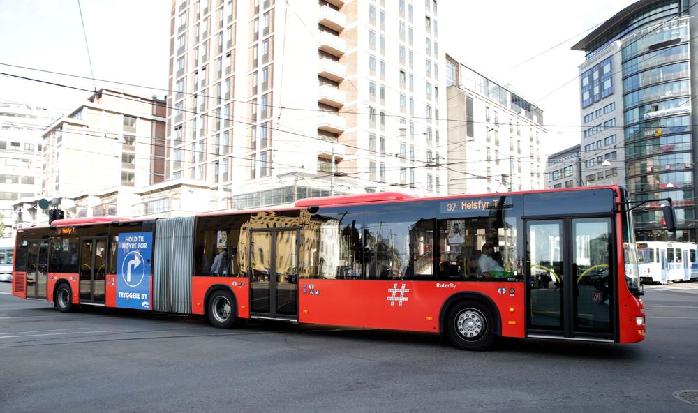 Altfor mange busser går gjennom Oslo sentrum, mener den tyske sivilingeniøren Axel Kuehn, som har sammenliknet kollektivtrafikken i Oslo med byer som Gøteborg, Amsterdam og Manchester.