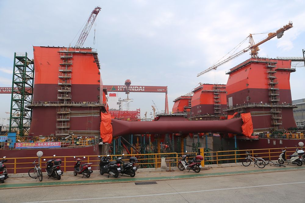 Den halvt nedsenkbare boreriggen Bollsta Dolphin bygges for riggselskapet Dolphin Drilling som eies av Fred Olsen Energy. Riggen bygges ved Hyundai Heavy Industries i Ulsan, Sør-Korea. Bildet er fra våren 2014, da mye arbeid gjenstod.