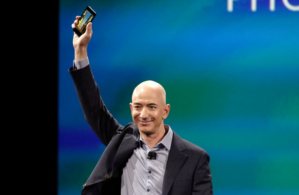 Amazon-sjefen Jeff Bezos viser fram Amazons nye smarttelefon, Fire Phone i Seattle.