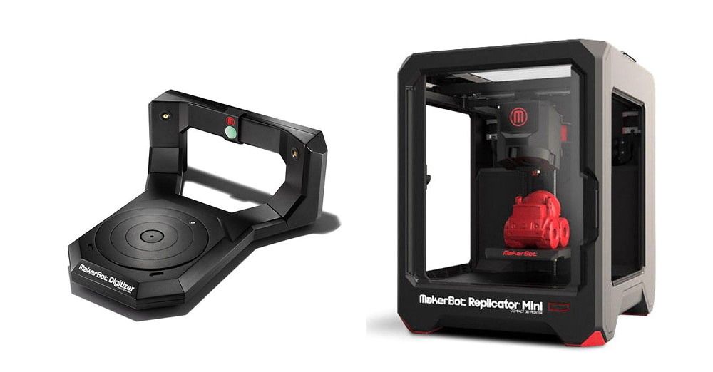 Makerbot lager noen av de rimeligste og mest populære 3D-skannerne og 3D-printerne i markedet.Til venstre har vi MakerBot Digitizer, som skanner objekter på den roterende platen og lager en 3D-modell av den i programvaren på PC-en, som siden kan benyttes til å duplisere enheten i 3D-printeren til høyre, MakerBot Replicator Mini. 