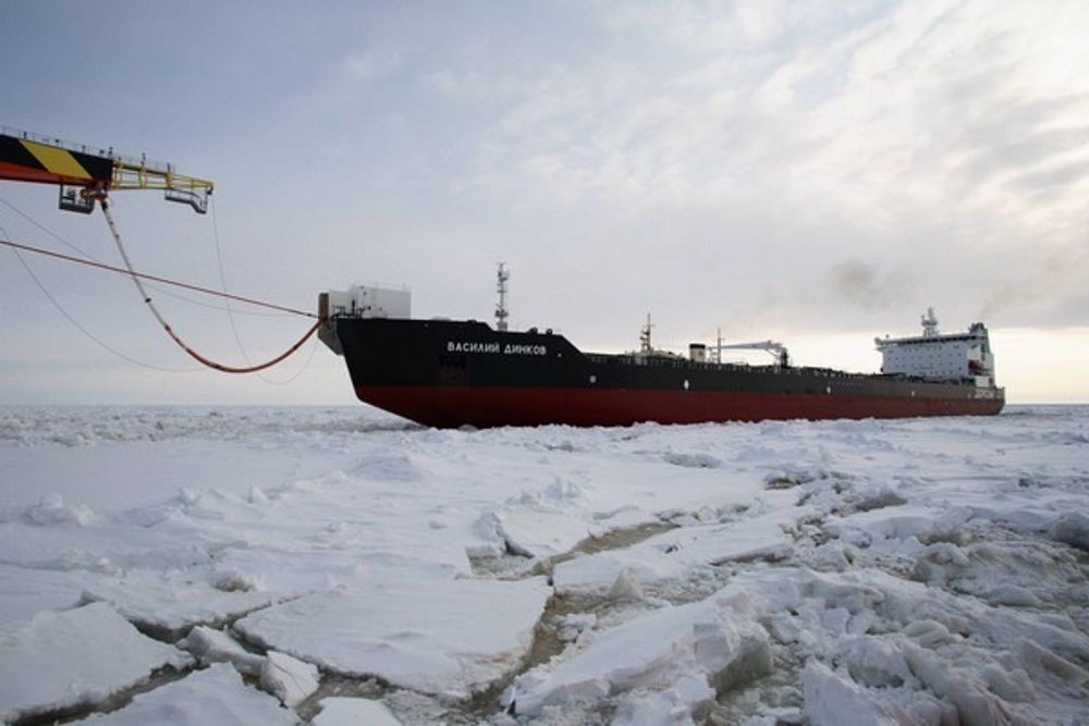 Vasily Dinkov er den første isbrytende shuttletankeren til Sovcomflot. Skipet på 257 meter kan bryte is på opptil 1,5 meter med akterenden.  