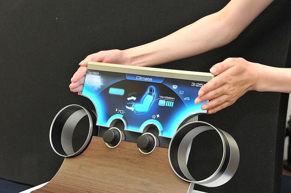 Sharp demonstrerer hvordan instrumentpanelet i bilen kan bestå av én enkelt skjerm. 