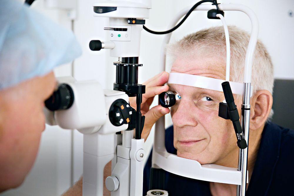 Sjekkes grundig: Før jeg kan få nye linser operert inn må alle parametere sjekkes og måles svært nøyaktig. Hvert øye skal ha en linse tilpasset geometrien og optikken i øyet.