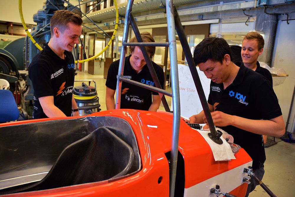 Det er første gang UiS-laget prøver seg på å lage elbil i Formula Student. Siden batteriene tilfører ekstra vekt har de valgt å lage selve bilen i karbonfiber, i stedet for i stål. Fra venstre: Anders Lemme, Simon Furnes, Nick Svendsen og Martin Bru.