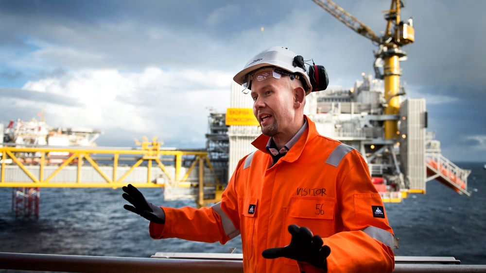 Olje- og energiminister Tord Lien med klart budskap: Oljen på norsk sokkel skal opp. Her fra et besøk på Ekofisk. 