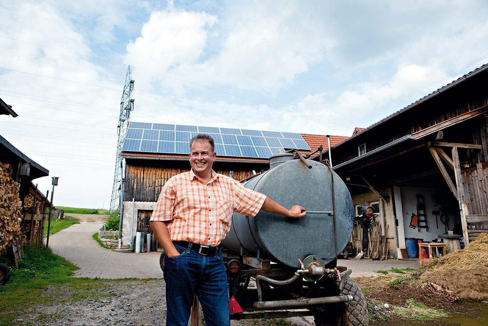 Godt betalt: Helt til 2029 er Jochen Riedl sikret 43 euro­cent per kWh i inntekt fra de fire solcelleanleggene han har på takene på småbruket sitt.