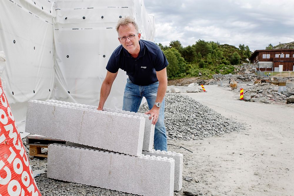 Termomur: Produktsjef i Jackon, Eivind Olsen, løfter opp en standard termomur byggekloss. Klossene veier i underkant av tre kilo.