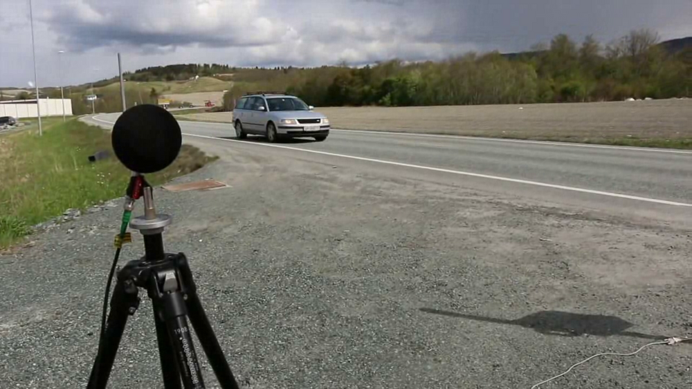 I prosjektet Move tester Sintef IKT bruk av mikrofoner langs E6 sør for Trondheim i et forsøk på å identifisere motor- og dekkstøy fra hver enkelt bil.