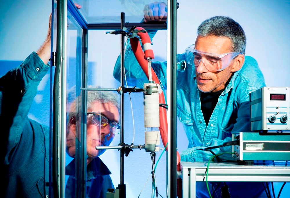Knut Thorshaug (t.v.) og Alain Ferber bruker infrarødt emisjons-spektroskopi for å "lese av" den infrarøde varmestrålingen i reaktorer. Det avslører gasser og temperaturer som dannes - og gir ny kunnskap om hva som egentlig skjer i en reaktor. 
