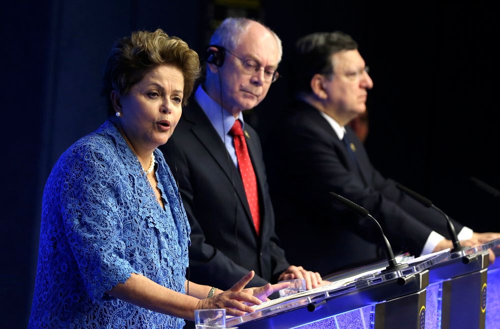 Brasils president Dilma Rousseff, Det europeiske råds president Herman Van Rompuy og EU-kommisjonens president Jose Manuel Barroso på en felles pressekonferanse i Brussel mandag.  