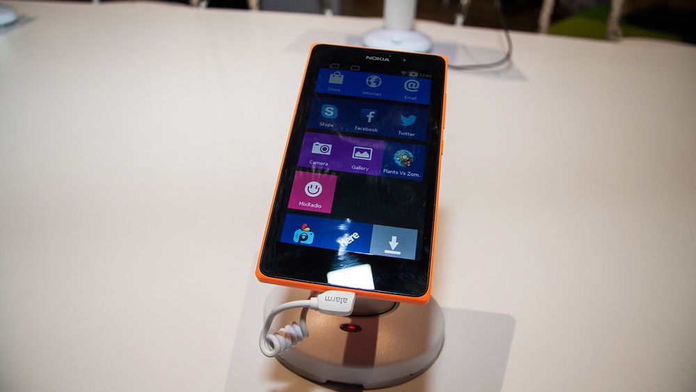 Nokia XL har fem tommers skjerm.