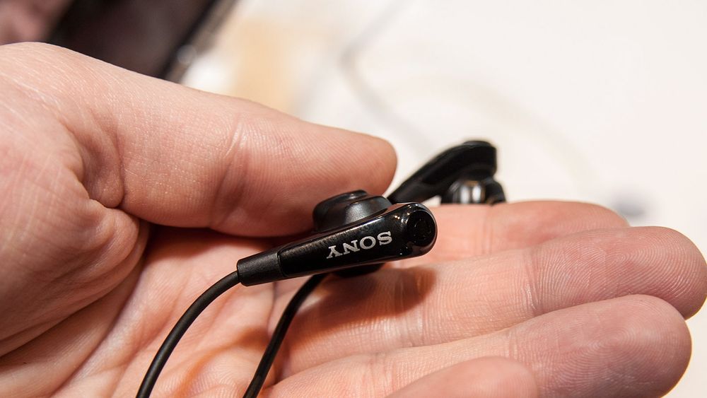 Sonys øreplugger har mikrofoner for støyfjerning integrert. Selve støyfjerningen tar telefonen seg av. Foto: Marius Valle