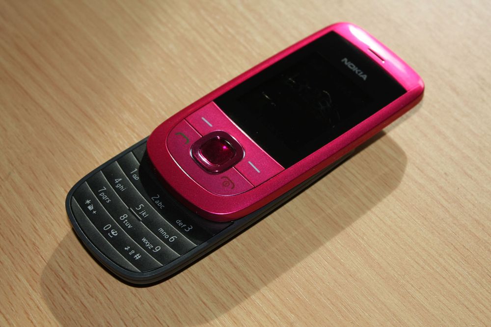 Nokia 2220 Slide. I rosa.