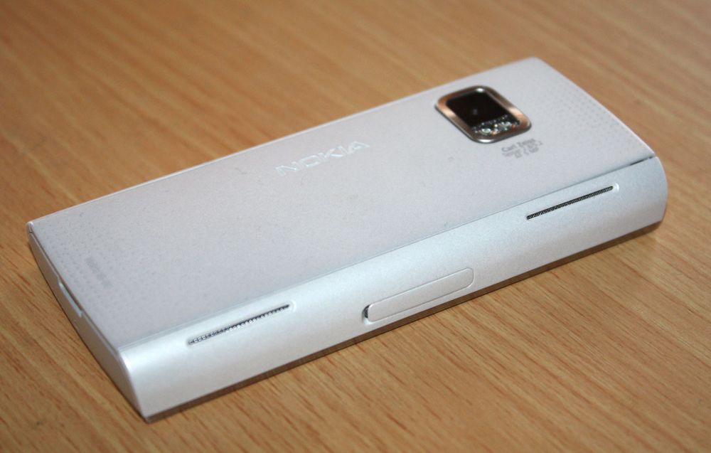 Baksiden av Nokia X6.