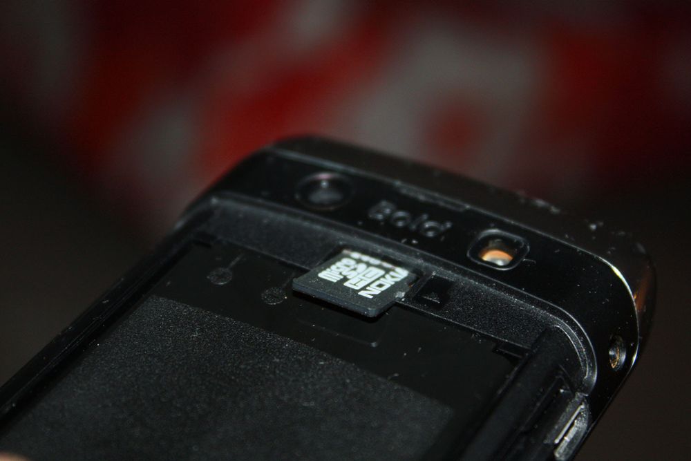 Minnekortsporet er bak bakdekselet til Blackberry Bold 9700.