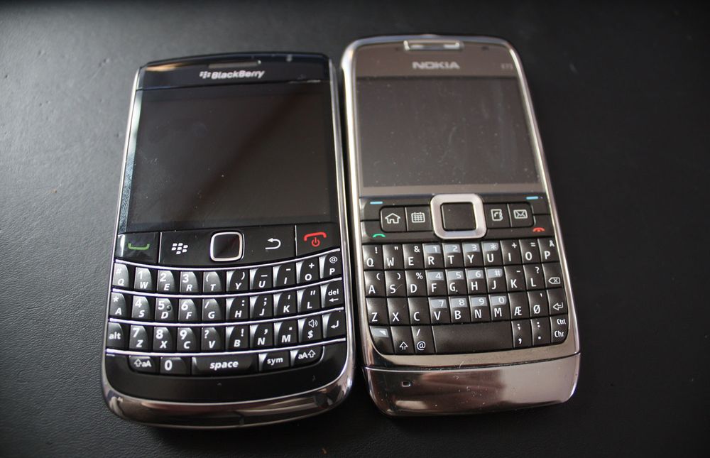 Blackberry Bold 9700 sammenlignet med Nokia E71.