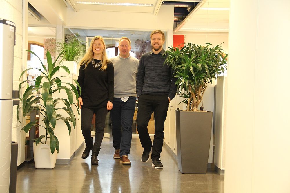 SPONSER KULTUR: Maren Underhaug Pedersen, Roar Smelhus og Knut Andreas Øvyang fra Hjellnes Consult sponser Øyafestivalen med gratis ingeniørtjenester. 