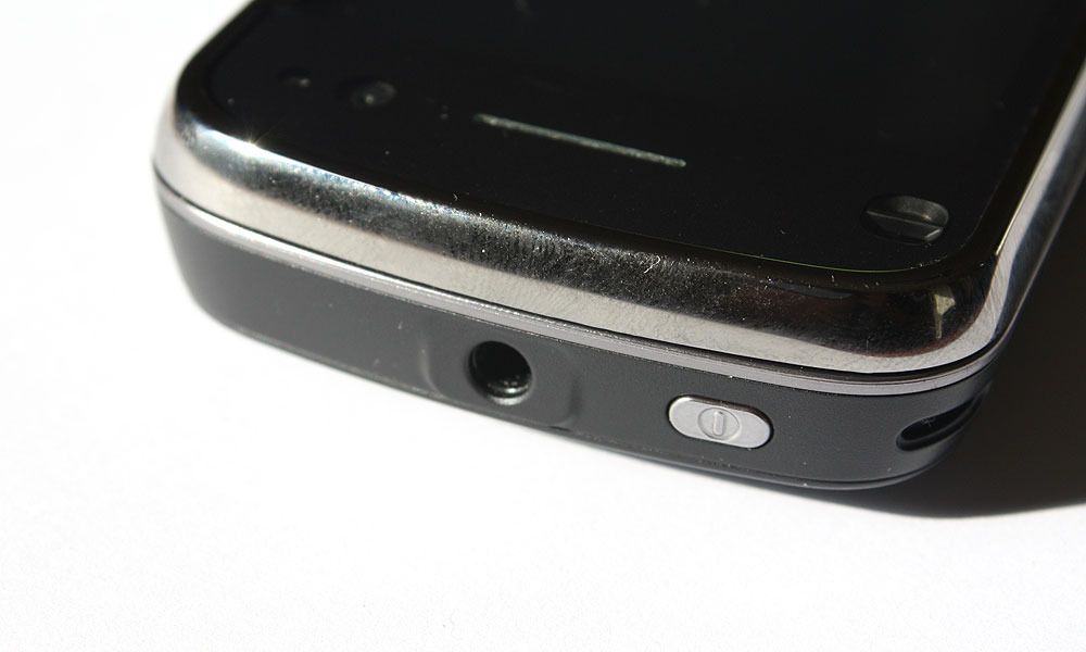 Utgang for 3.5 mm minijack sitter på toppen av Nokia N97.