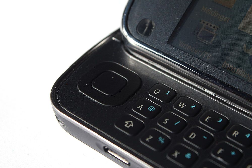 Nokia N97 har en piltast på venstre side av tastaturet.