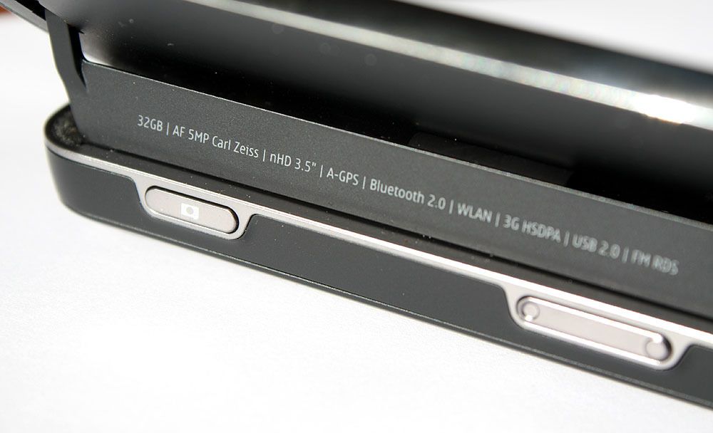 Nokia N97 har en skryteliste på baksiden.