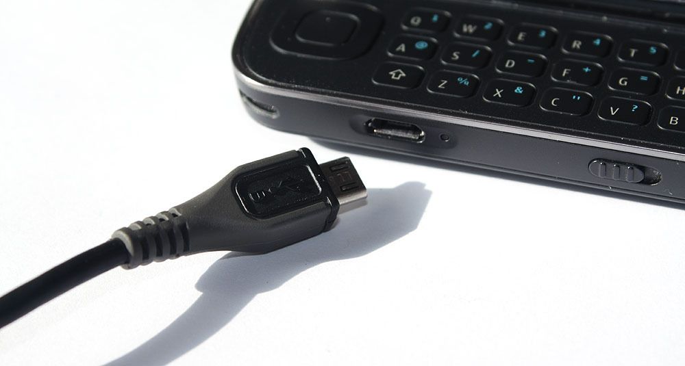 USB-tilkoblingen er standard Micro-USB.