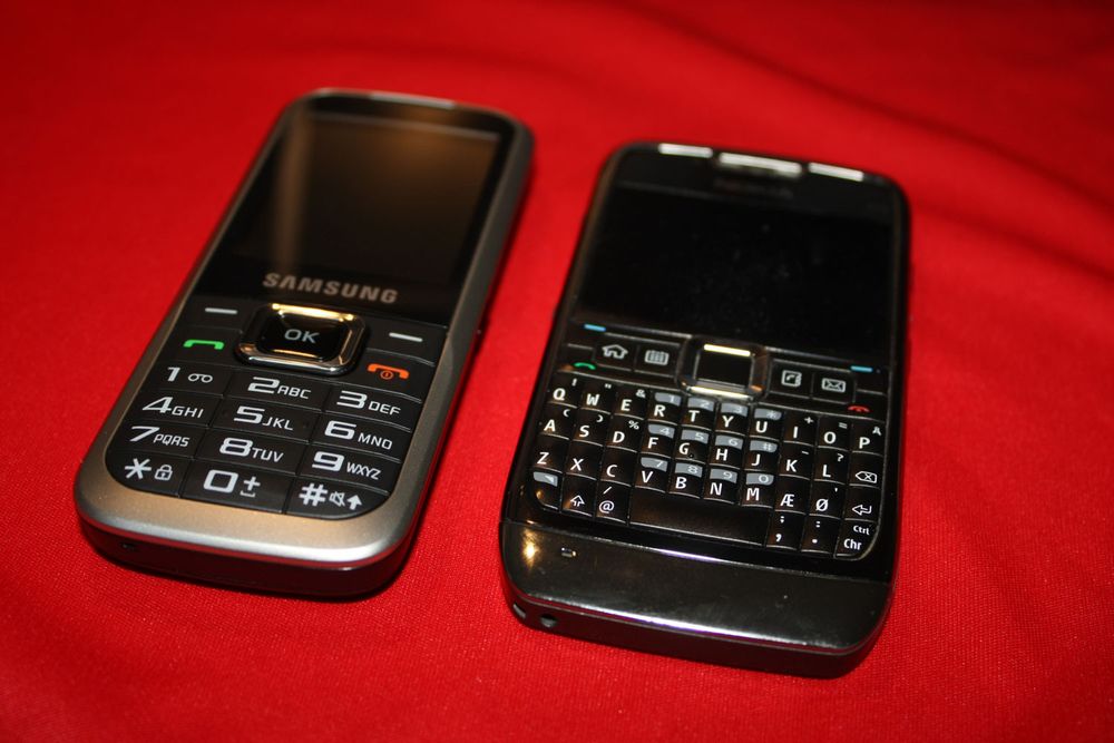 C3060 er ikke liten. Her sammenlignet med Nokia E71.
