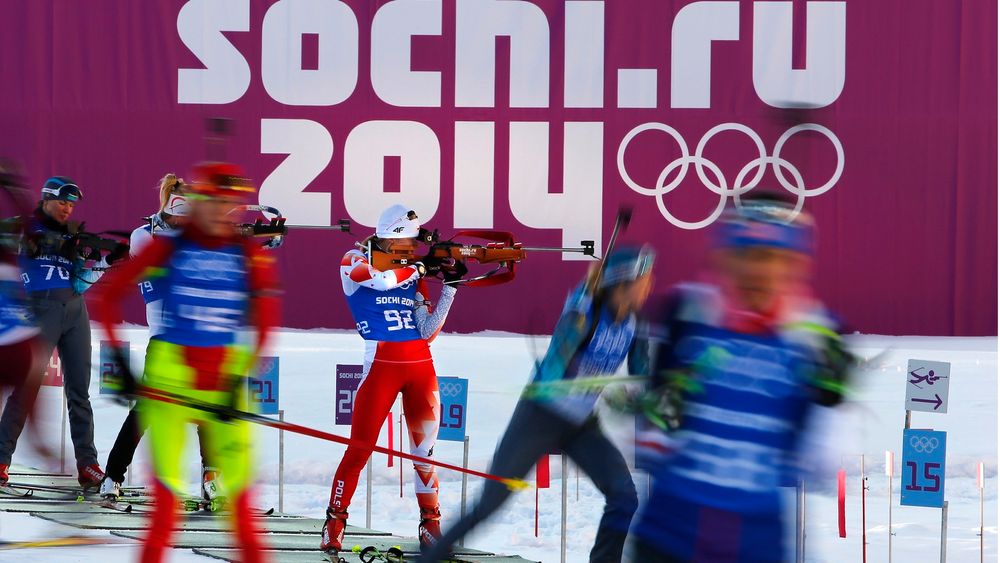  Polske Nowakowska-Ziemniak (i fokus) tar sikte og skyter under oppvarmingen til årets vinter-OL i Sotsji.