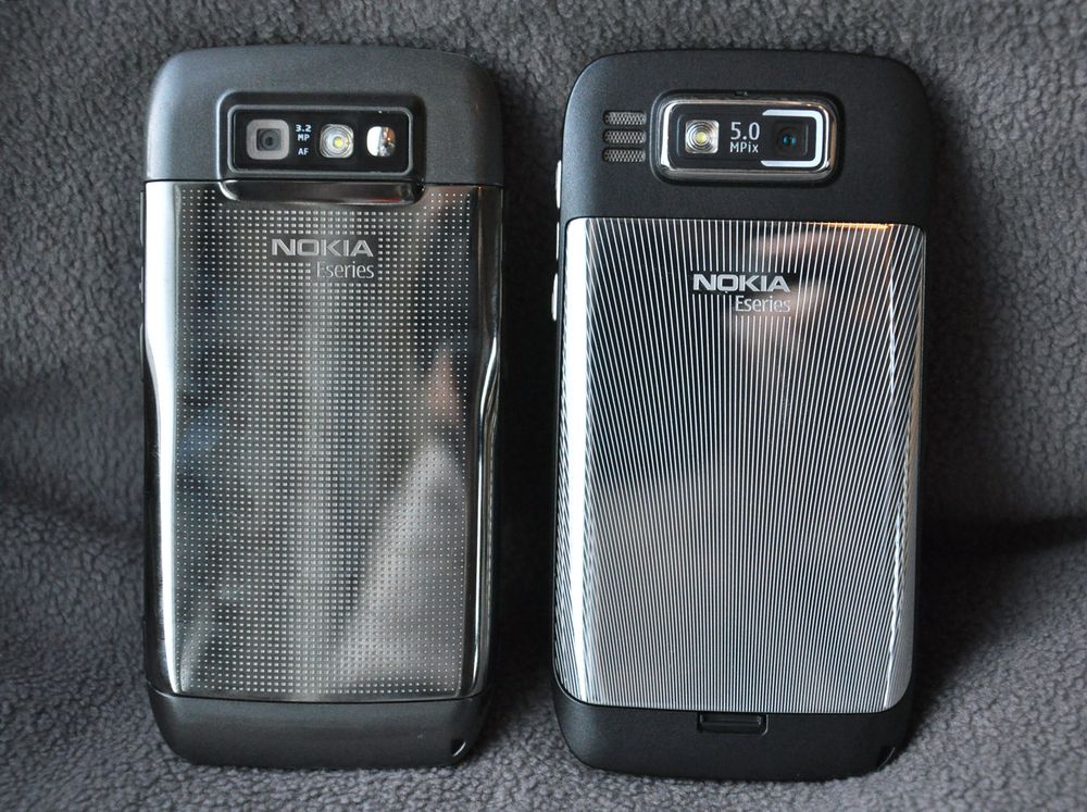 Baksiden på Nokia E71 (t.v.) og E72.